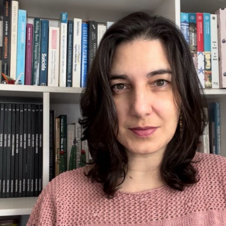 Foto de perfil da psicóloga Dra. Elisa Reifschneider, sorrindo em ambiente profissional